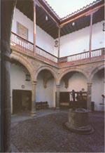 Patio de armas de la Casa de Col&oacute;n